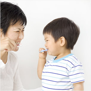 歯を磨く親子